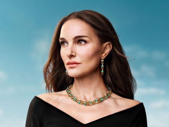 The Tiffany HardWear necklace and drop earrings in yellow gold, turquoise and Akoya pearls worn with a black top
