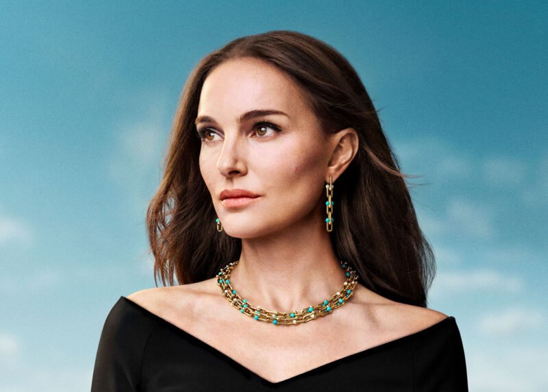 The Tiffany HardWear necklace and drop earrings in yellow gold, turquoise and Akoya pearls worn with a black top