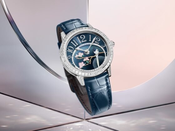 Jaeger-LeCoultre Rendez-Vous Jewellery Night & Day in platinum with miniature-painted bird dial