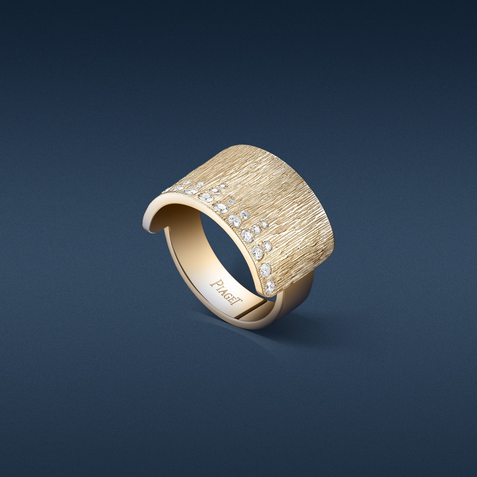Piaget Glow pink-gold ring with Decor Palace engraving and 25 diamonds totalling 0.30 carats.