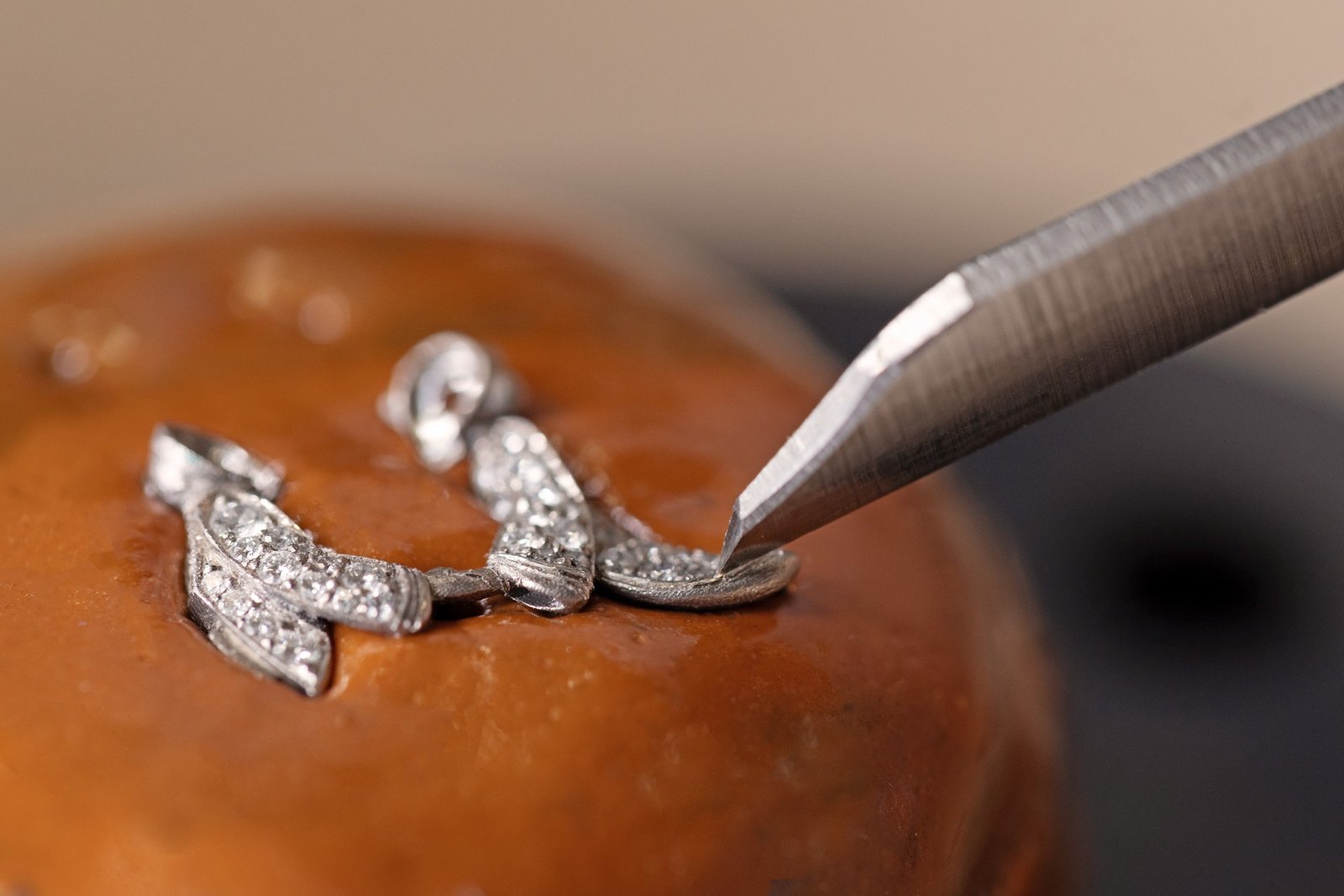 Hand-engraving the white-gold figures for the Lady Rencontre Céleste watch