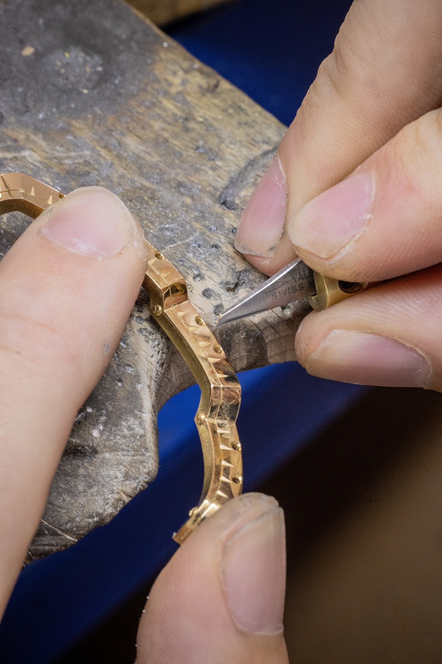 Hand-engraving gold for Van Cleef & Arpels’ Fascinating Egypt collection